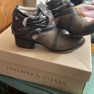 Freebird ‘Stair’ ankle booties. Sz 7. Black/grey/brown